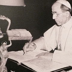 Pius XII unterzeichnet die "Bulle"