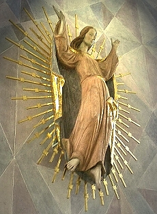 Die drei Meter hohe Statue "Mariä Himmelfahrt" aus Zirbelholz wurde 1961 von Franz Lorch (München) geschaffen. Beschreibung  auf der Seite "Kirchenführung".