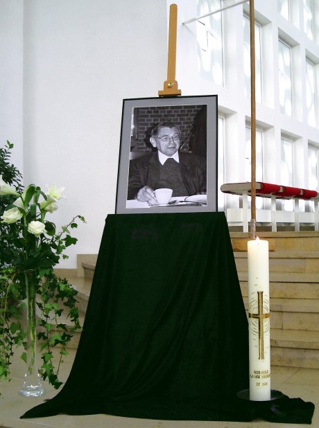 Foto von Pfarrer Langenberger im Presbyterium
